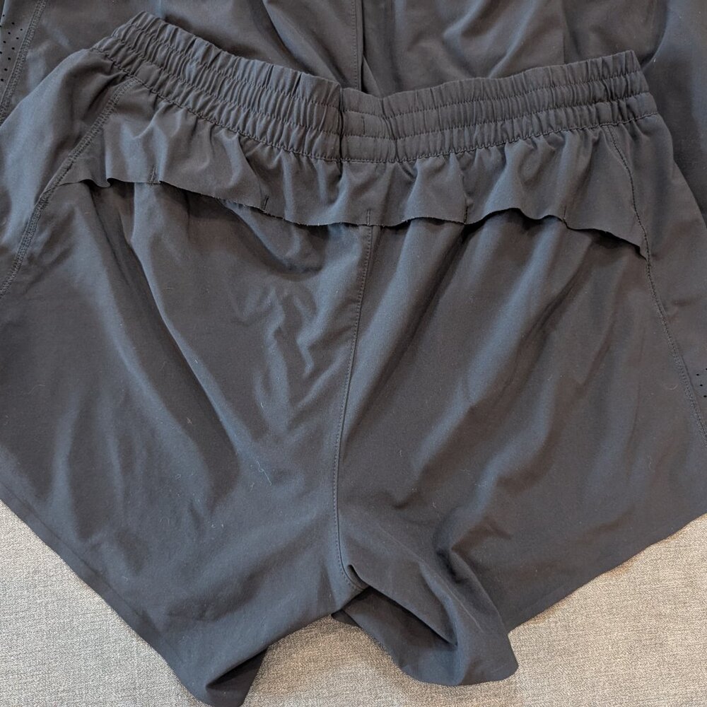 Athleta Hustle 4.5" Shorts in Black